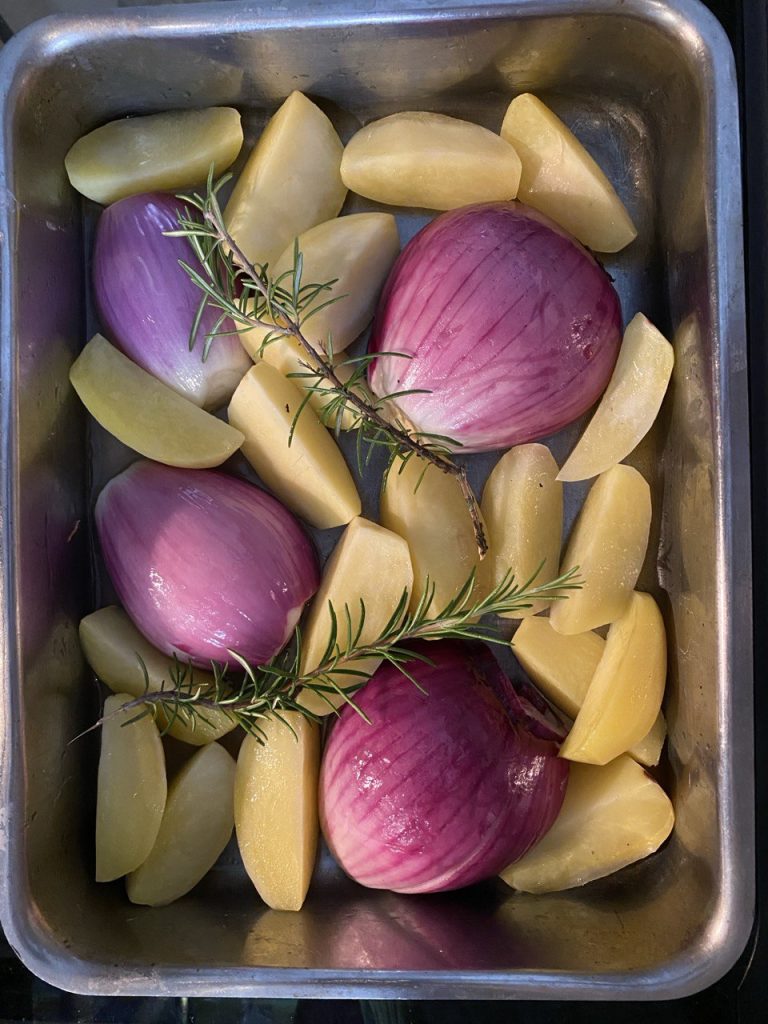 tegame di patate e cipolle al forno